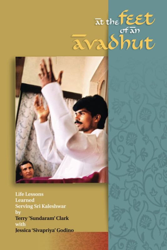 At the Feet of an Avadhut: Life Lessons Learned Serving Sri Kaleshwar Paperback